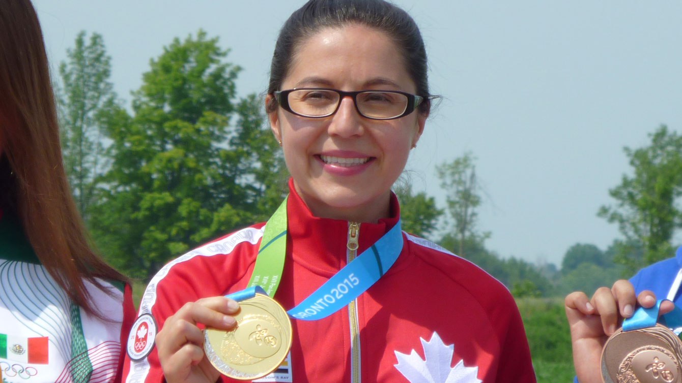 Une athlète avec sa médaille d'or