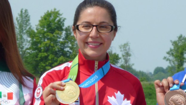 Équipe Canada Lynda Kiejko pistolet 10 m Toronto 2015 Une athlète avec sa médaille d'or