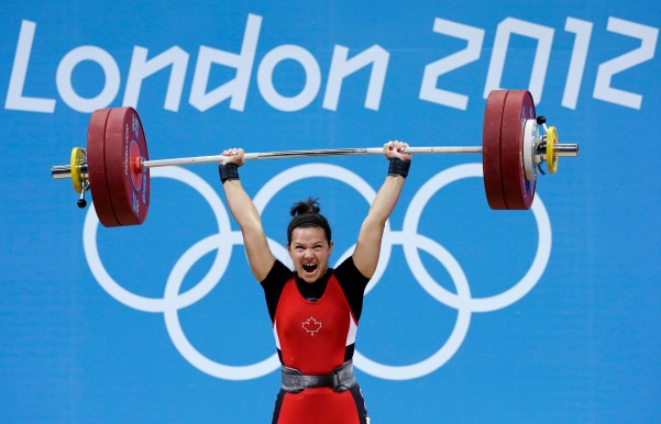 Christine Girard lors de l’épreuve d’haltérophilie (groupe des 63 kg) aux Jeux olympiques de Londres en 2012. Cette levée lui a valu la médaille de bronze. (AP Photo/Hassan Ammar)