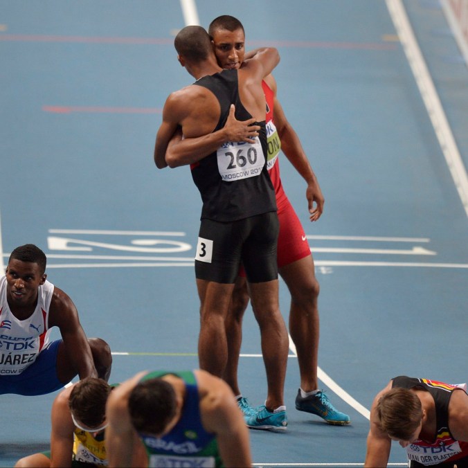 Damian Warner et Ashton Eaton se font une accolade aux Mondiaux d'athlétisme de 2013, le 11 août 2013 à Moscou. (AP Photo/Martin Meissner)