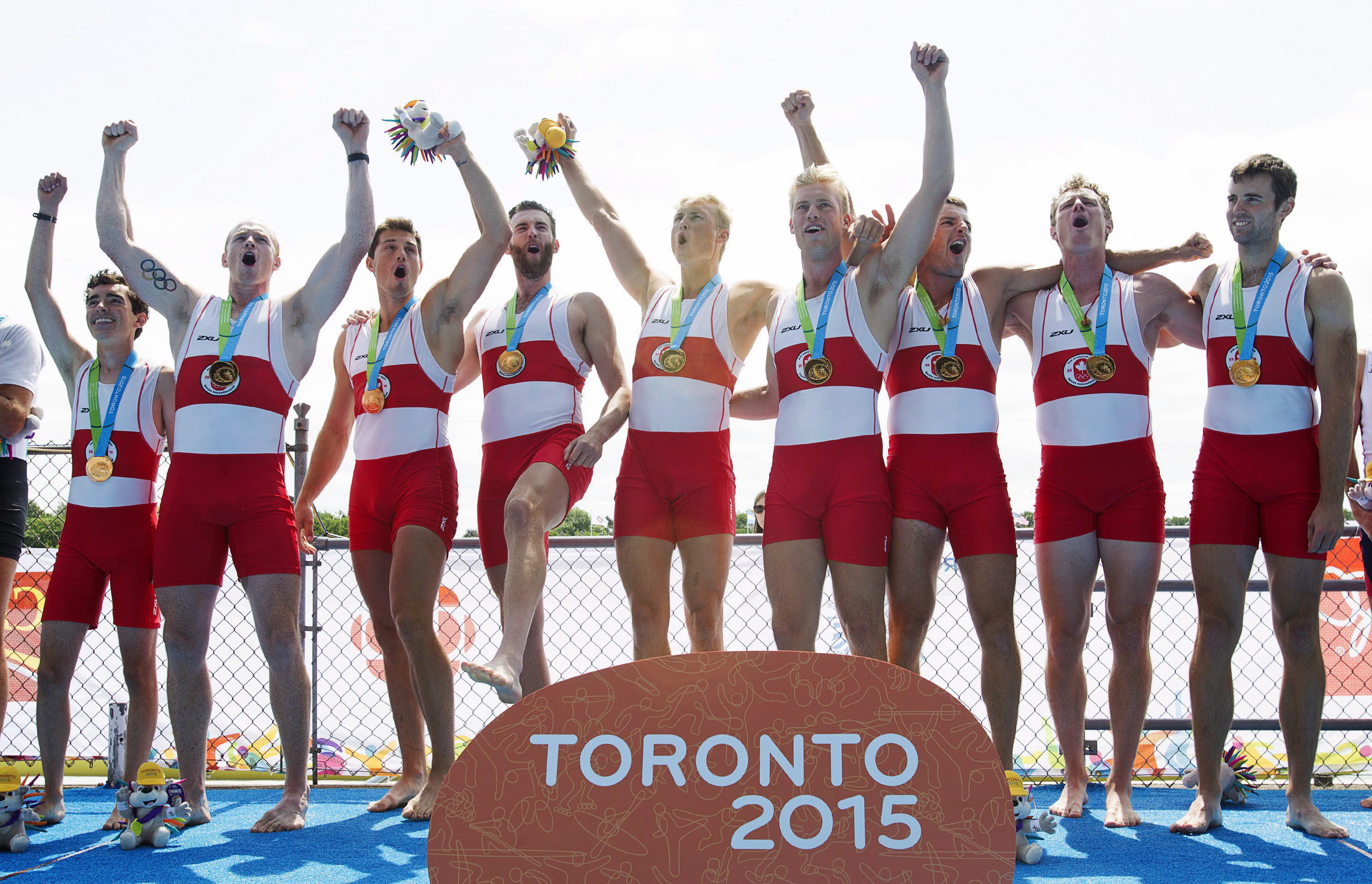 Équipe Canada – huit de pointe homme. Jacob Koudys, Will Crothers, Kai Langerfeld, Colin McCabe, Tim Schrijver, Martin Barakso, Julien Bahain, Will Dean et Mike Evans célébrant leur médaille d’or aux Jeux panaméricains de 2015. THE CANADIAN PRESS/Aaron Lynett