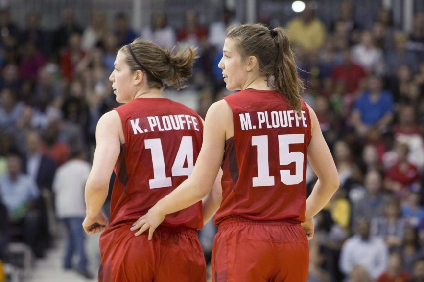 Les jumelles Michelle (droite) Katherine Plouffe contre l'Argentine aux Jeux panaméricains de Toronto, le vendredi 17 juillet 2015. THE CANADIAN PRESS/Chris Young