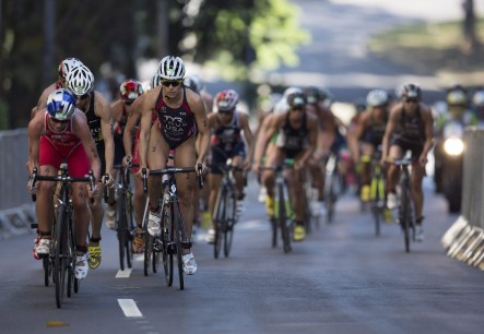 La Canadienne Kirsten Sweetland (gauche) durant l’épreuve féminine de triathlon de qualification olympique de Rio de Janeiro, 2 août 2015. (AP Photo/Leo Correa)