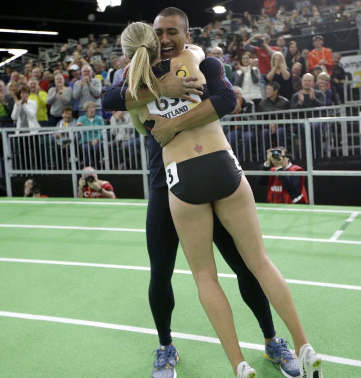 Le champion olympique et athlète de l'heptathlon Ashton Eaton a été le premier à féliciter son épouse Brianne Theisen-Eaton pour sa médaille d'or au pentathlon aux Mondiaux d'athlétisme en salle, le 18 mars 2016.