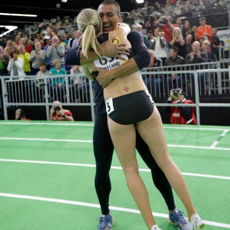 Le champion olympique et athlète de l'heptathlon Ashton Eaton a été le premier à féliciter son épouse Brianne Theisen-Eaton pour sa médaille d'or au pentathlon aux Mondiaux d'athlétisme en salle, le 18 mars 2016.