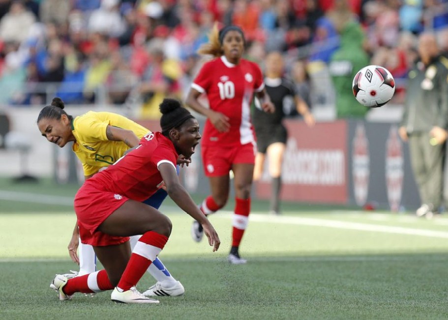Deanne Rose trébuche lors du match amical contre le Brésil, le 7 juin 2016 à Ottawa. (Greg Kolz)