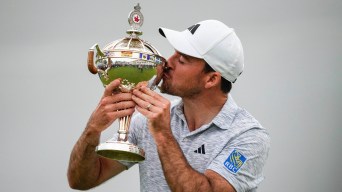 Le Canadien Nick Taylor embrasse le trophée après avoir remporté l'Open canadien de golf à Toronto le dimanche 11 juin 2023. LA PRESSE CANADIENNE/Andrew Lahodynskyj