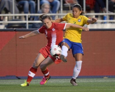 Allysha Chapman (gauche), Debinha (droite), Canada c. Brésil, le 7 juin 2016, à Ottawa.