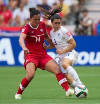 Melissa Tancredi (gauche), Claire Rafferty (droite), Canada c. Angleterre le 27 juin 2015 à la Coupe du monde féminine de la FIFA.