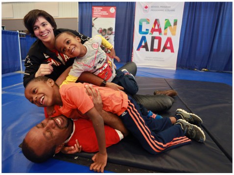 Canadian Olympian2 L'olympienne Martine Dugrenier s'est amusée à lutter avec les familles présentes au SportFest de St.-John's, le 4 juin 2016.
