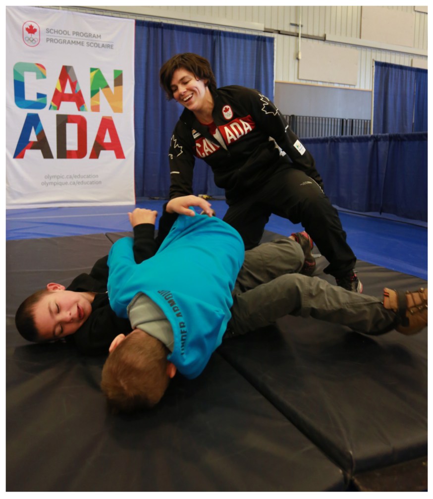 Canadian Olympian27 L'olympienne Martine Dugrenier s'est amusée à lutter avec les familles présentes au SportFest de St.-John's, le 4 juin 2016.