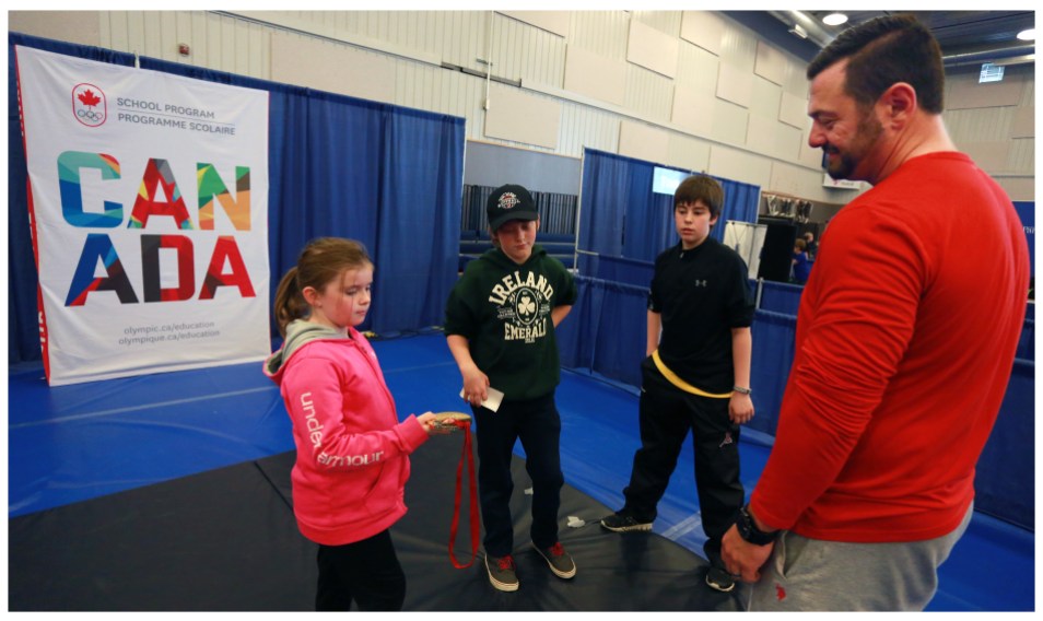 Canadian Olympian38 Le médaillé d'or olympique Jamie Korab a apporté sa médaille des Jeux de Turin 2006 au grand plaisir des jeunes présents au SportFest de St.-John's, le 4 juin 2016.