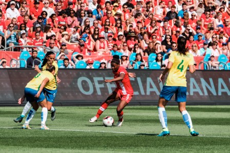 Deanne Rose (en rouge), âgée seulement de 17 ans, contre le Brésil le 4 juin 2016, à Toronto.