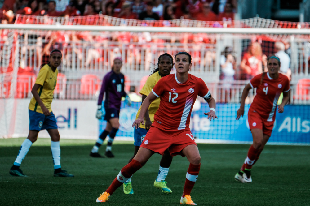 La capitaine Christine Sinclair (en rouge) a été sur le terrain pendant 74 minutes dans ce match amical du Canada contre le Brésil, le 4 juin 2016.