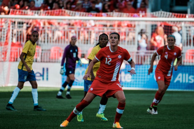 La capitaine Christine Sinclair (en rouge) a été sur le terrain pendant 74 minutes dans ce match amical du Canada contre le Brésil, le 4 juin 2016.