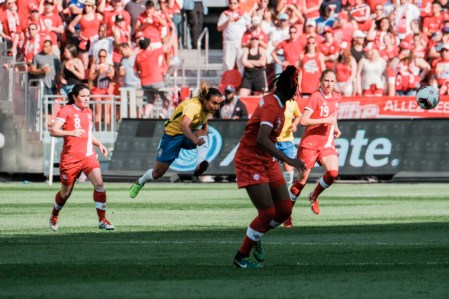 Après avoir marqué le premier but de la rencontre, Marta a logé le ballon au fond du filet canadien pour donner une avance de 2-0 au Brésil, le 4 juin 2016.