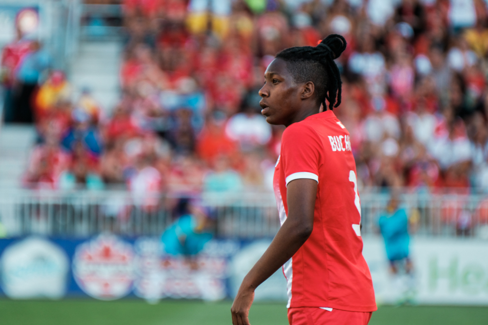 Une joueuse de soccer en plein match