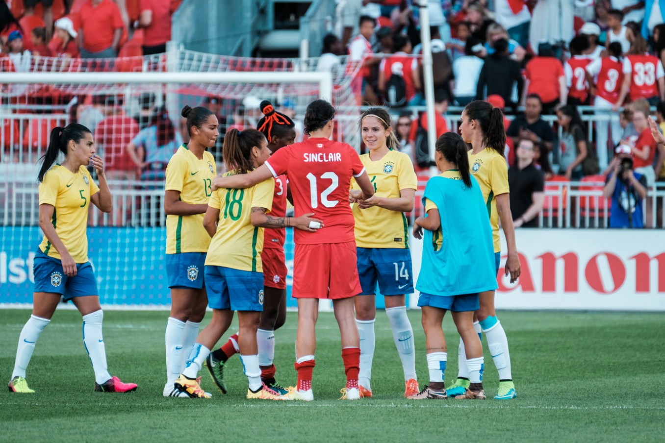 Un bon esprit de camaraderie entre les Canadiennes et les Brésiliennes le 4 juin 2016, à Toronto.