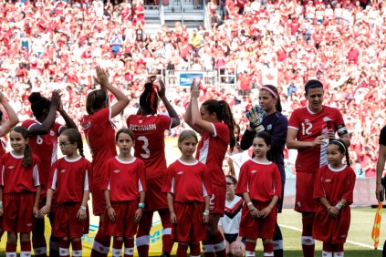L'équipe canadienne de soccer féminin salue la foule après l'hymne national le 4 juin 2016 à Toronto.
