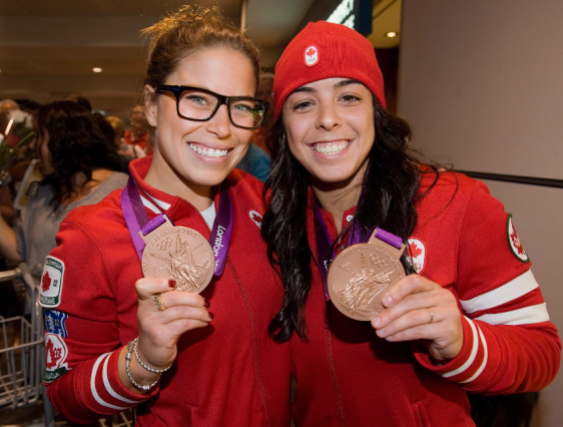 Meaghan Benfeito (droite) et Roseline Filion avec leur médaille de bronze des Jeux de Londres, le 13 août 2012.