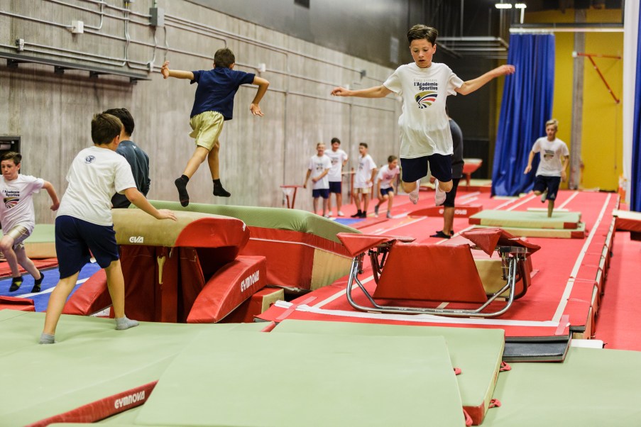 Komak Olympic Day Montreal Des jeunes essayant les appareils de gymnastique lors de la Journée olympique de Montréal, au stade olympique, le 10 juin 2016.