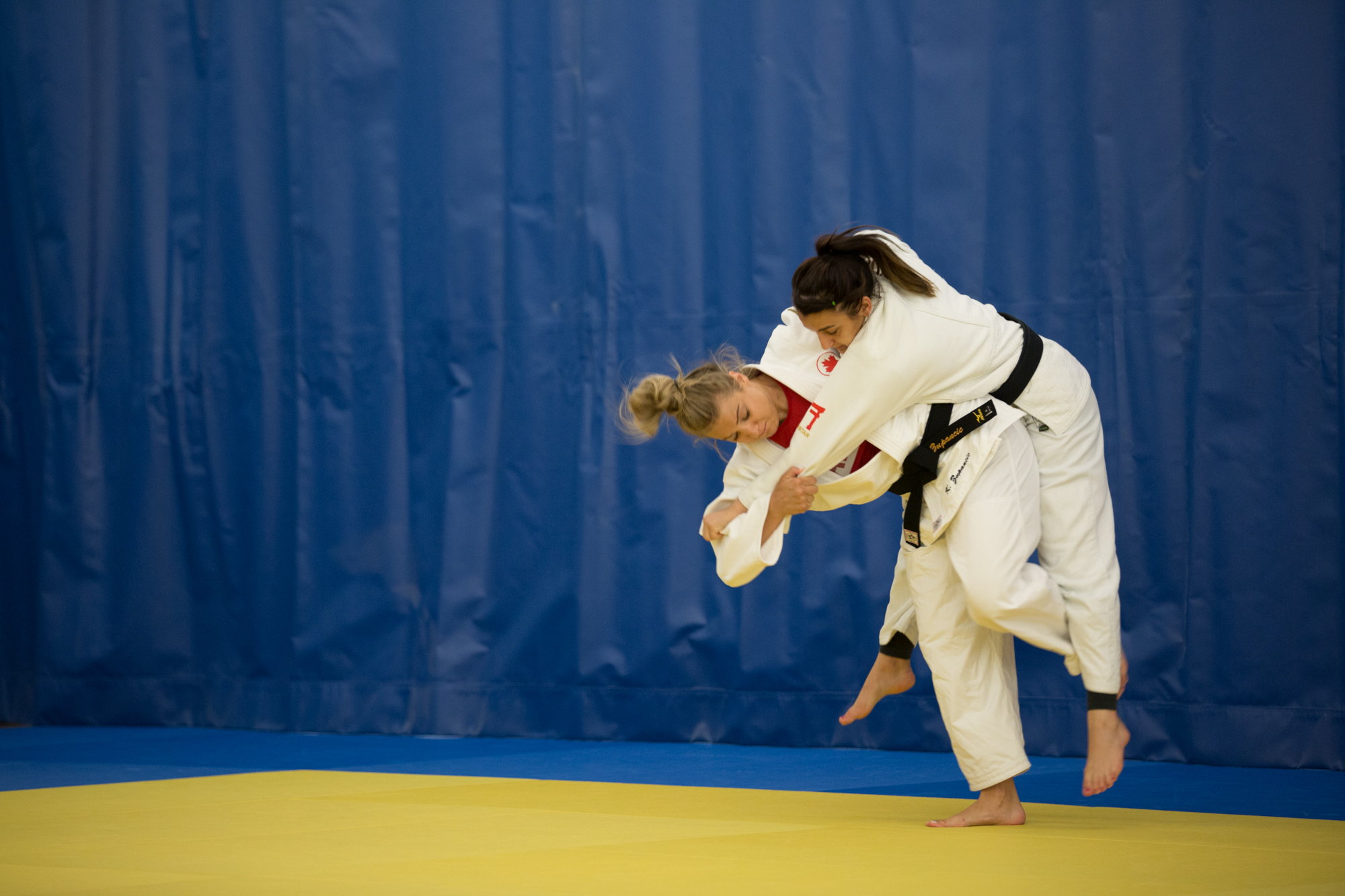 Kelita Zupancic effectue une prise sur sa coéquipière lors d'un entrainement à l'Institut national du sport du Québec, le 28 juin 2016.