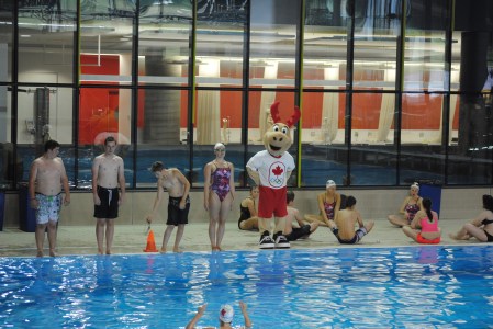 Komak Olympic Day Montreal Les membres de l'équipe nationale de nage synchronisée se sont amusées avec les jeunes lors de la Journée olympique de Montréal, au stade olympique, le 10 juin 2016.