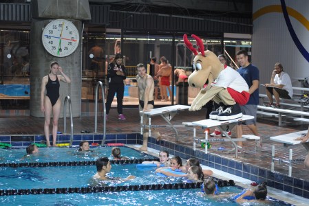 Komak Olympic Day Montreal L'olympienne Geneviève Saumur a montré aux jeunes présents les rudiments de la natation de haut niveau lors de la Journée olympique de Montréal, au stade olympique, le 10 juin 2016.