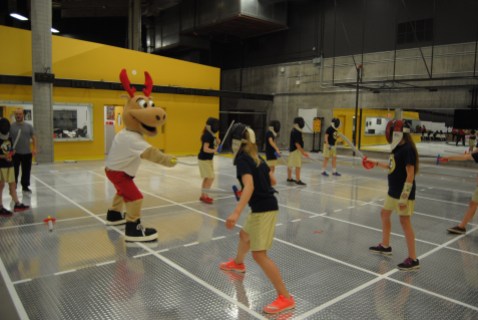Komak Olympic Day Montreal Komak en duel avec des jeunes lors de la Journée olympique de Montréal, au stade olympique, le 10 juin 2016.