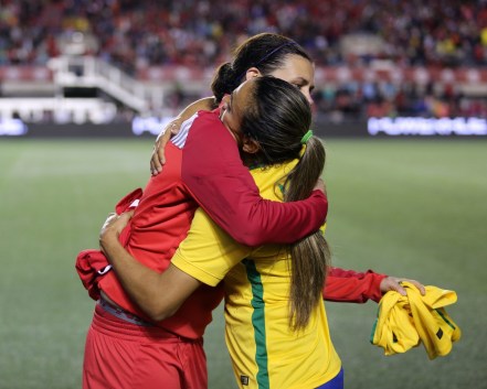Les capitaines respectives, Sinclair (gauche) et Marta (droite), se font l'accolade à l'échange des chandails, lors du match amical contre le Brésil, le 7 juin 2016 à Ottawa (Greg Kolz)