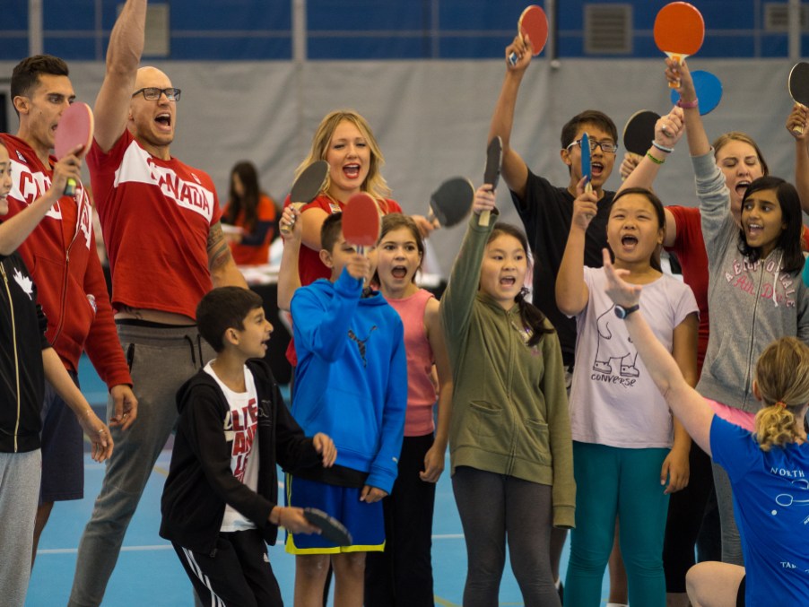 OLYMPUS DIGITAL CAMERA L'olympien Brent Hayden et les jeunes présents à l'atelier de tennis de table supervisé par Mo Zhang et Eugene Wang à la journée olympique de Richmond le 14 juin 2016.