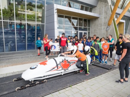 OLYMPUS DIGITAL CAMERA Les jeunes ont pu tester leurs habiletés de bobsleigh à la journée olympique de Richmond le 14 juin 2016.