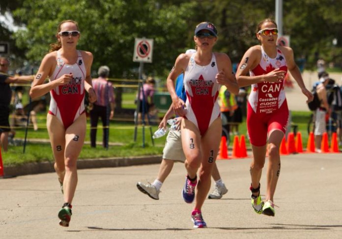 Sweetland Kretz Kirsten Sweetland (au centre) et Amélie Kretz (à droite). (Photo : Union internationale de triathlon)