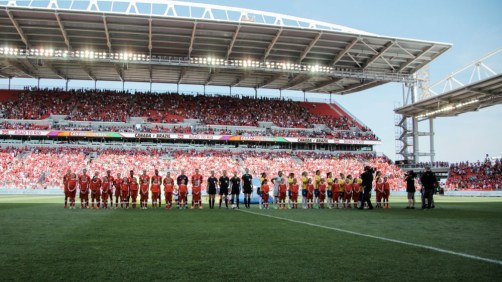 Le Canada (en rouge) et le Brésil avant la mise au jeu de leur match amical du 4 juin 2016 à Toronto.