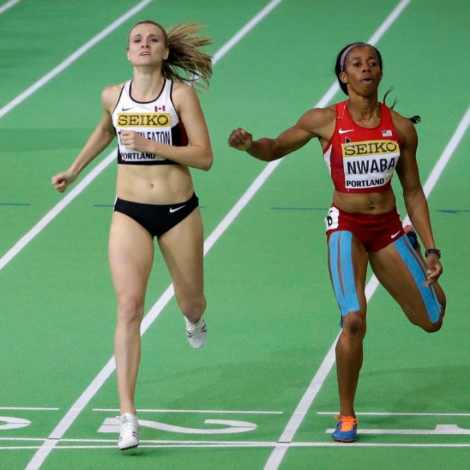 Brianne Theisen-Eaton devance Barbara Nwaba au fil d'arrivée pour remporter le 800 m du pentathlon, aux Mondiaux d'athlétisme en salle, le 18 mars 2016. (AP Photo/Rick Bowmer)