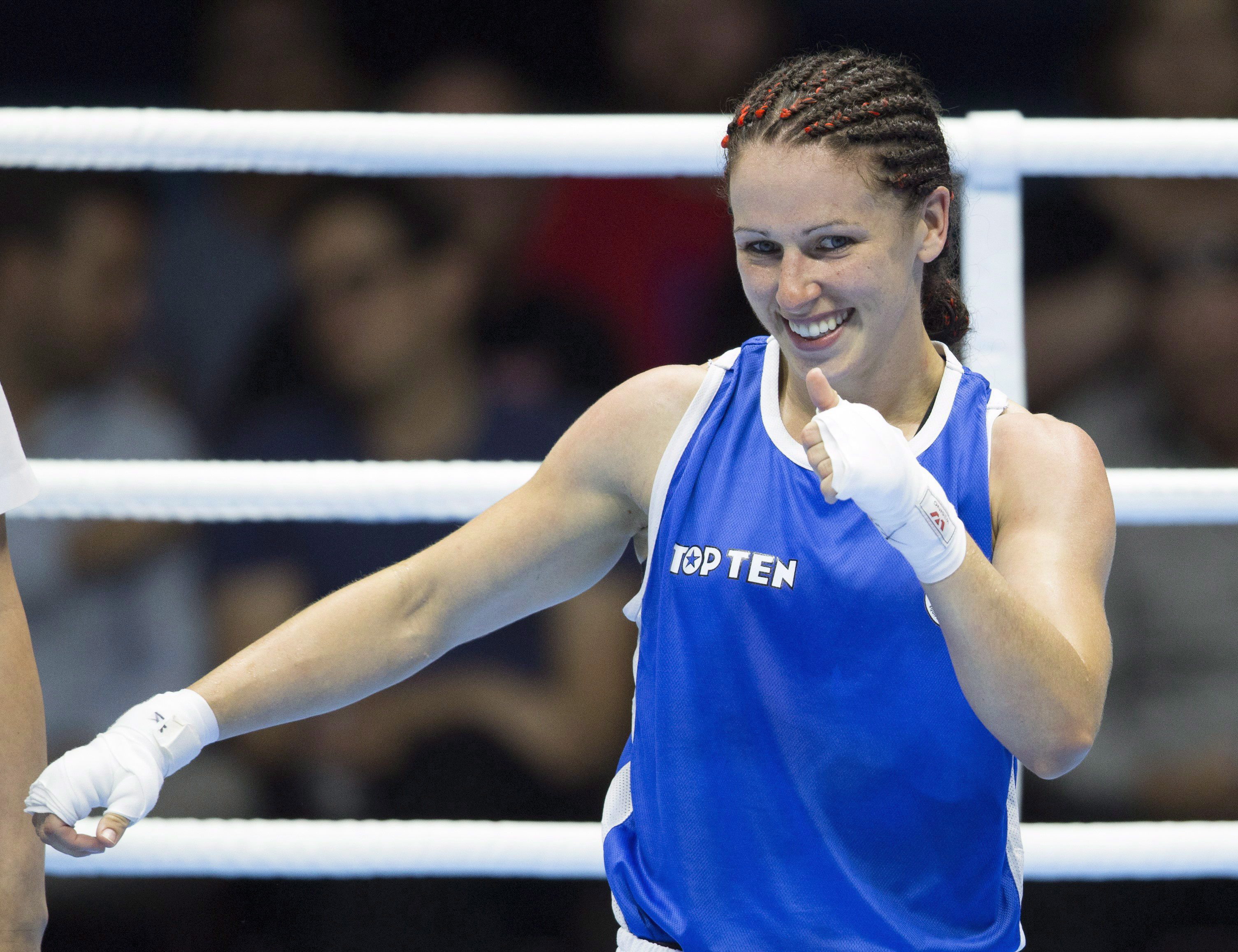 La Canadienne Mandy Bujold après sa victoire en demi-finale des Jeux de Toronto en 2015 contre Valencia Victoria. THE CANADIAN PRESS/Peter Power