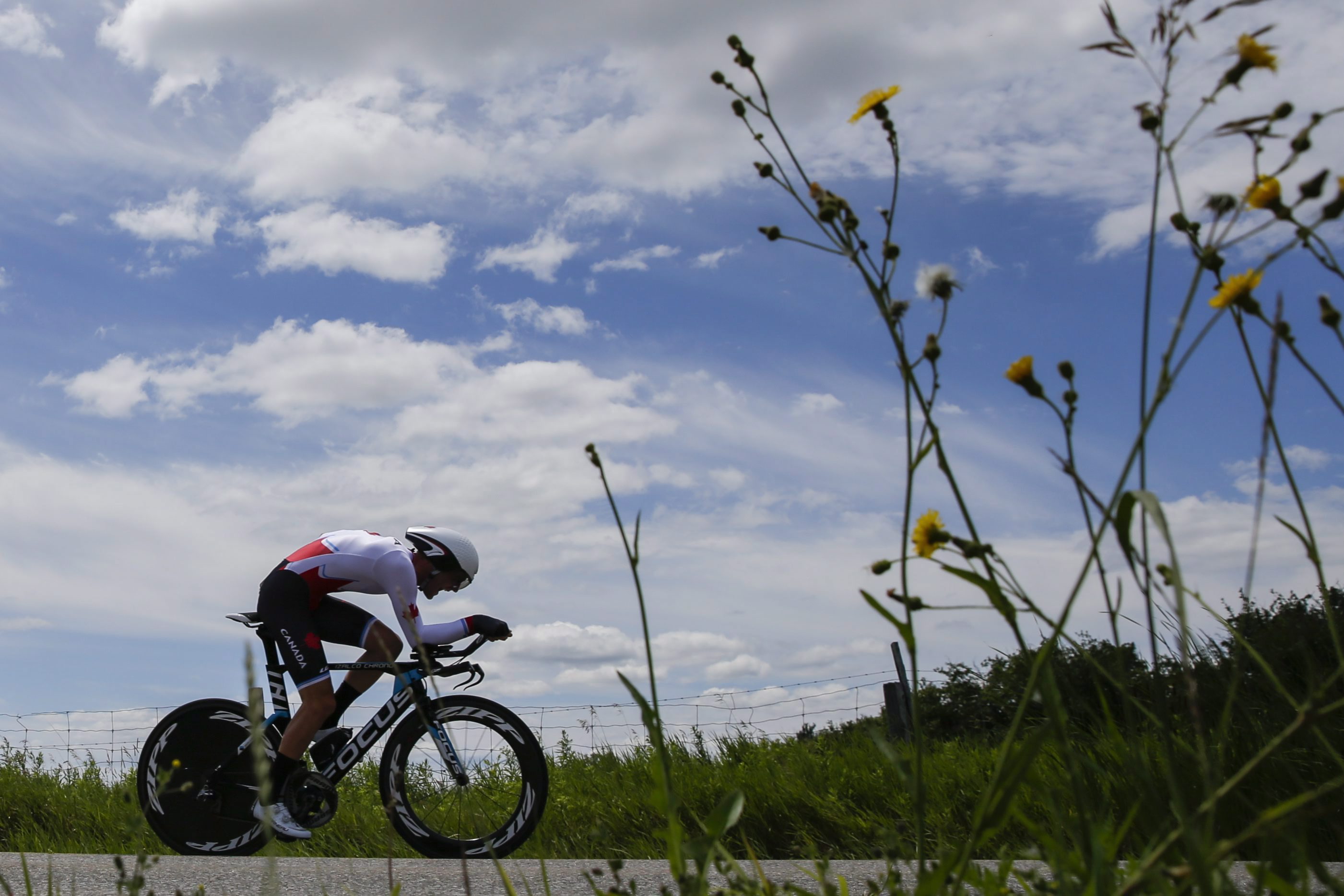 Le Canadien Hugo Houle lors de l’épreuve individuelle masculine du contre-la-montre aux Jeux panaméricains de 2015 à Toronto. Houle remporta l’or. (AP Photo/Felipe Dana)