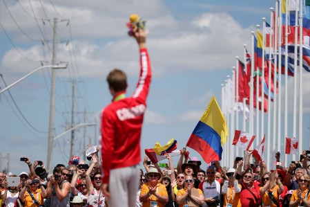 Houle sur le podium avec sa médaille d’or devant les partisans canadiens à Toronto 2015. (AP Photo/Felipe Dana)