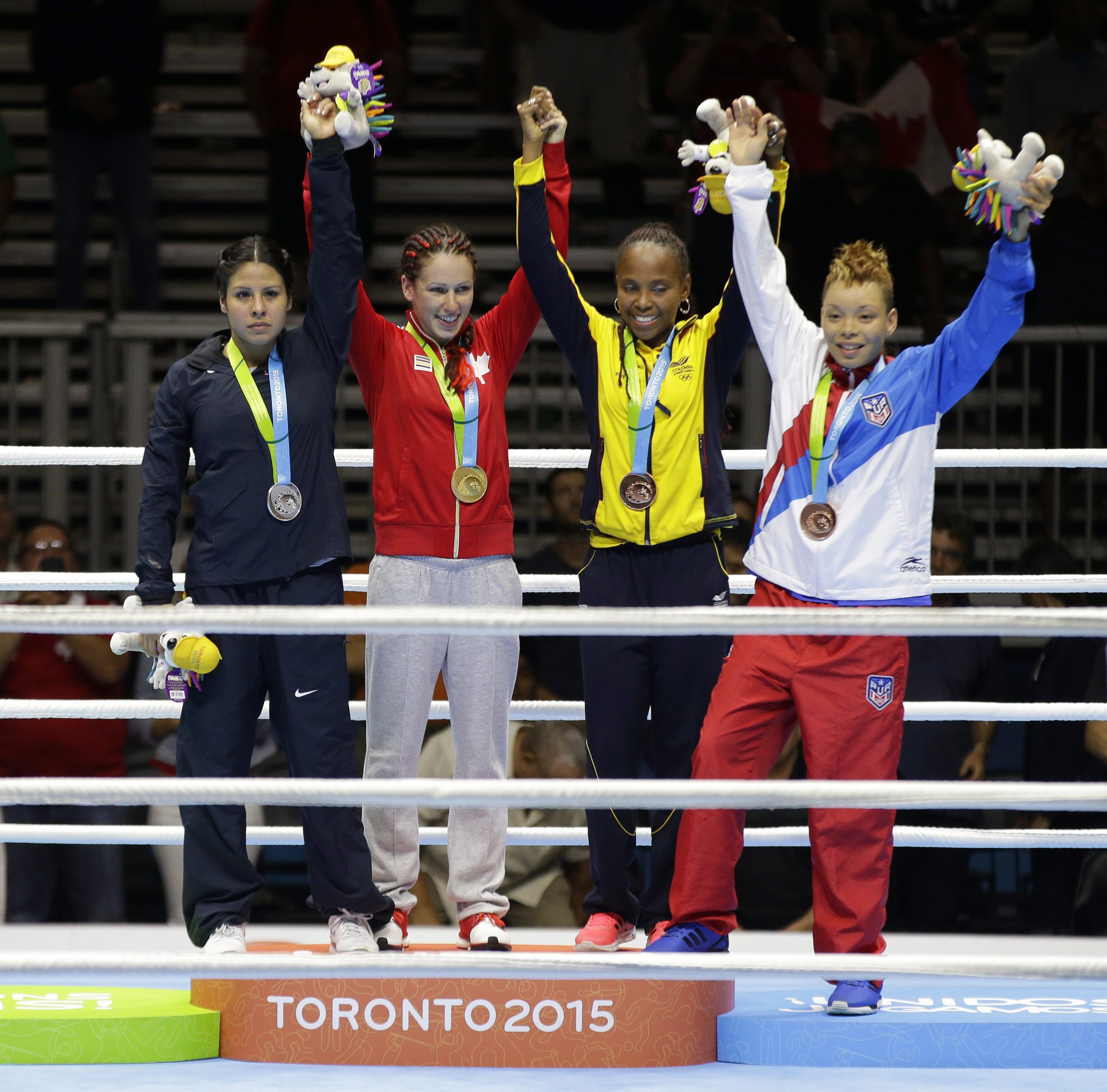 Mandy Bujold (deuxième à droite) célèbre sa médaille d'or remportée aux Jeux panaméricains de Toronto.