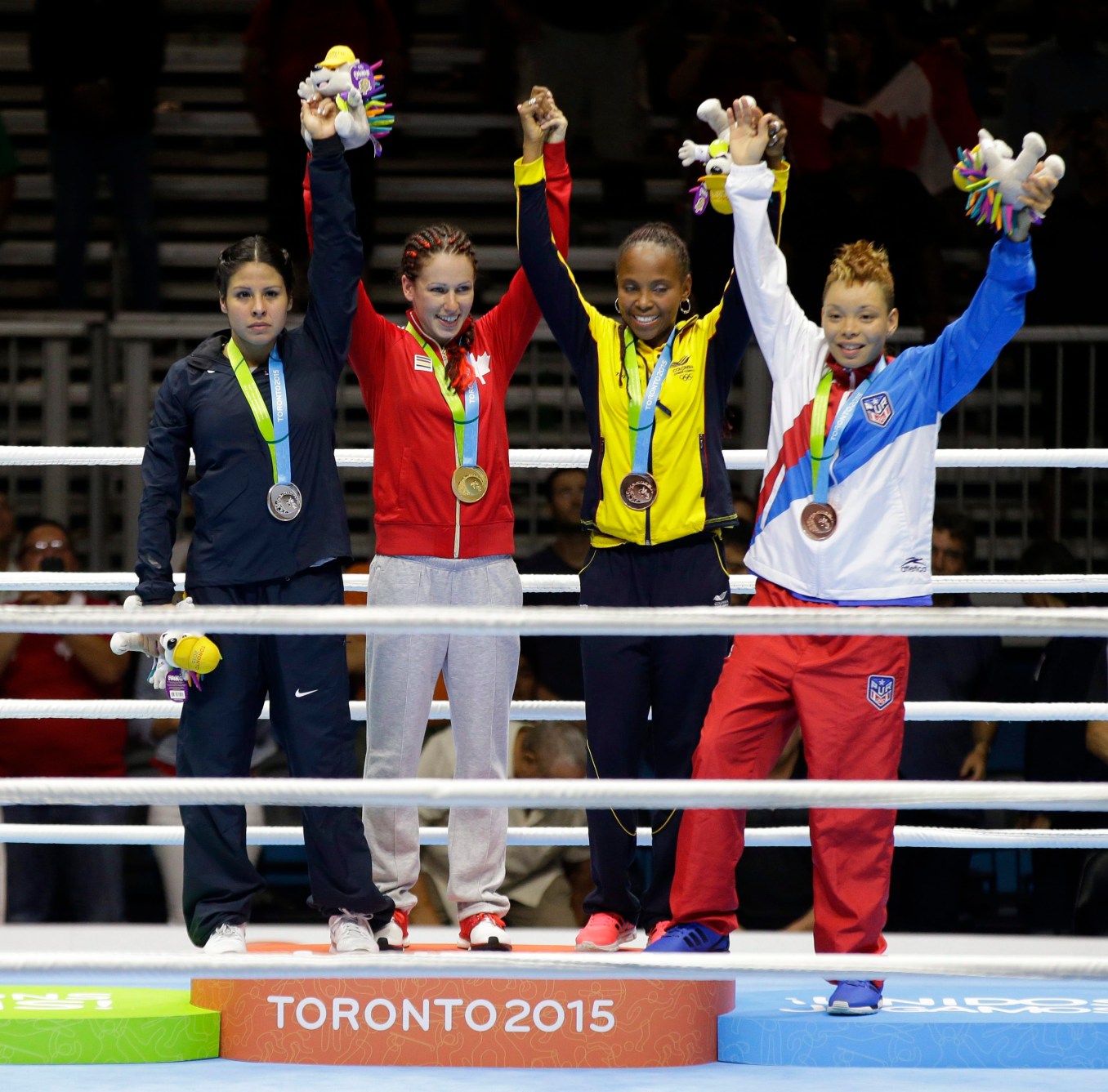 Mandy Bujold (deuxième à droite) célèbre sa médaille d'or remportée aux Jeux panaméricains de Toronto.