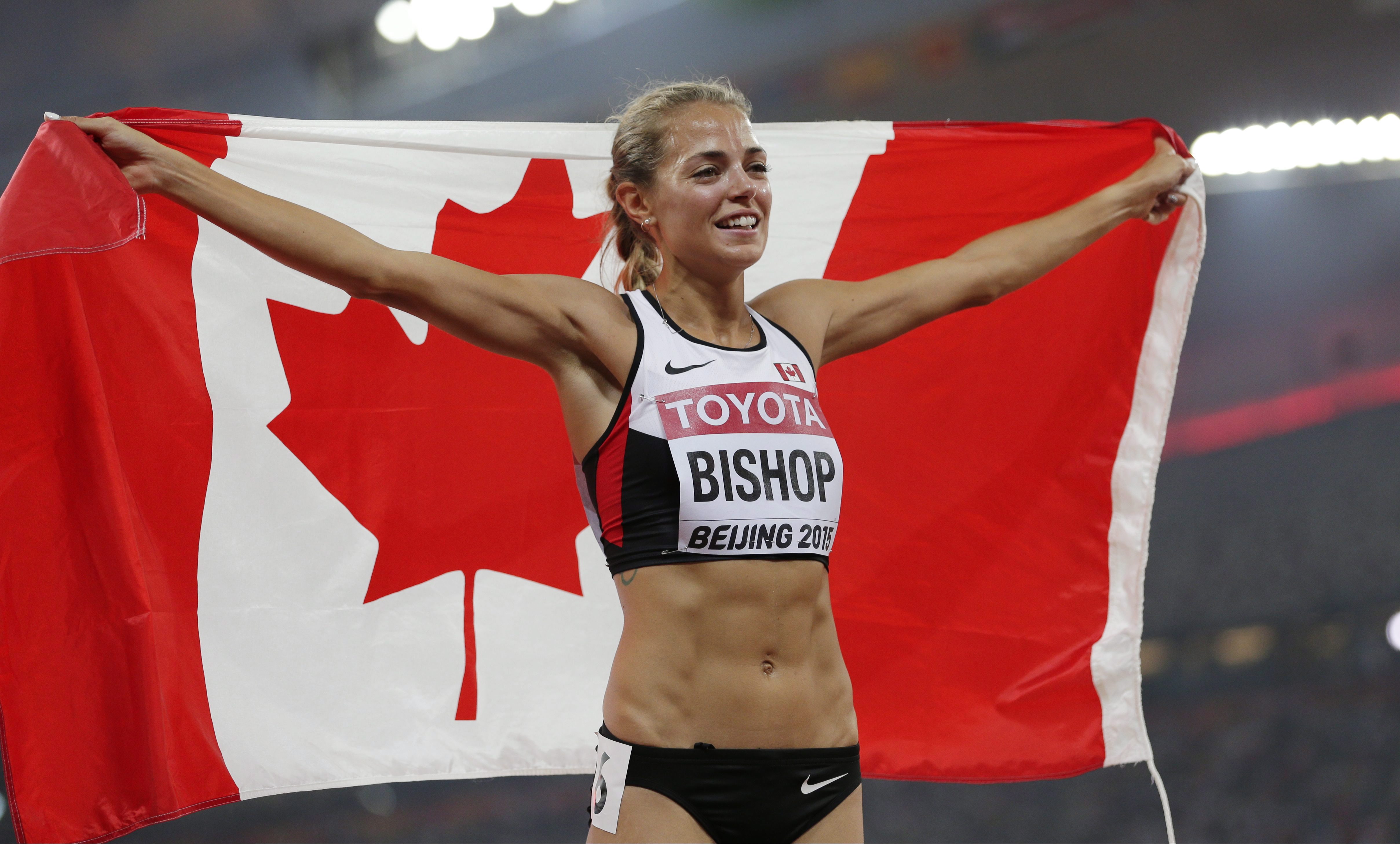 Melissa Bishop célèbre après avoir remporté la médaille d'argent du 800 m féminin des Mondiaux d'athlétisme de Beijing, le 29 août 2015. (AP Photo/Ng Han Guan)