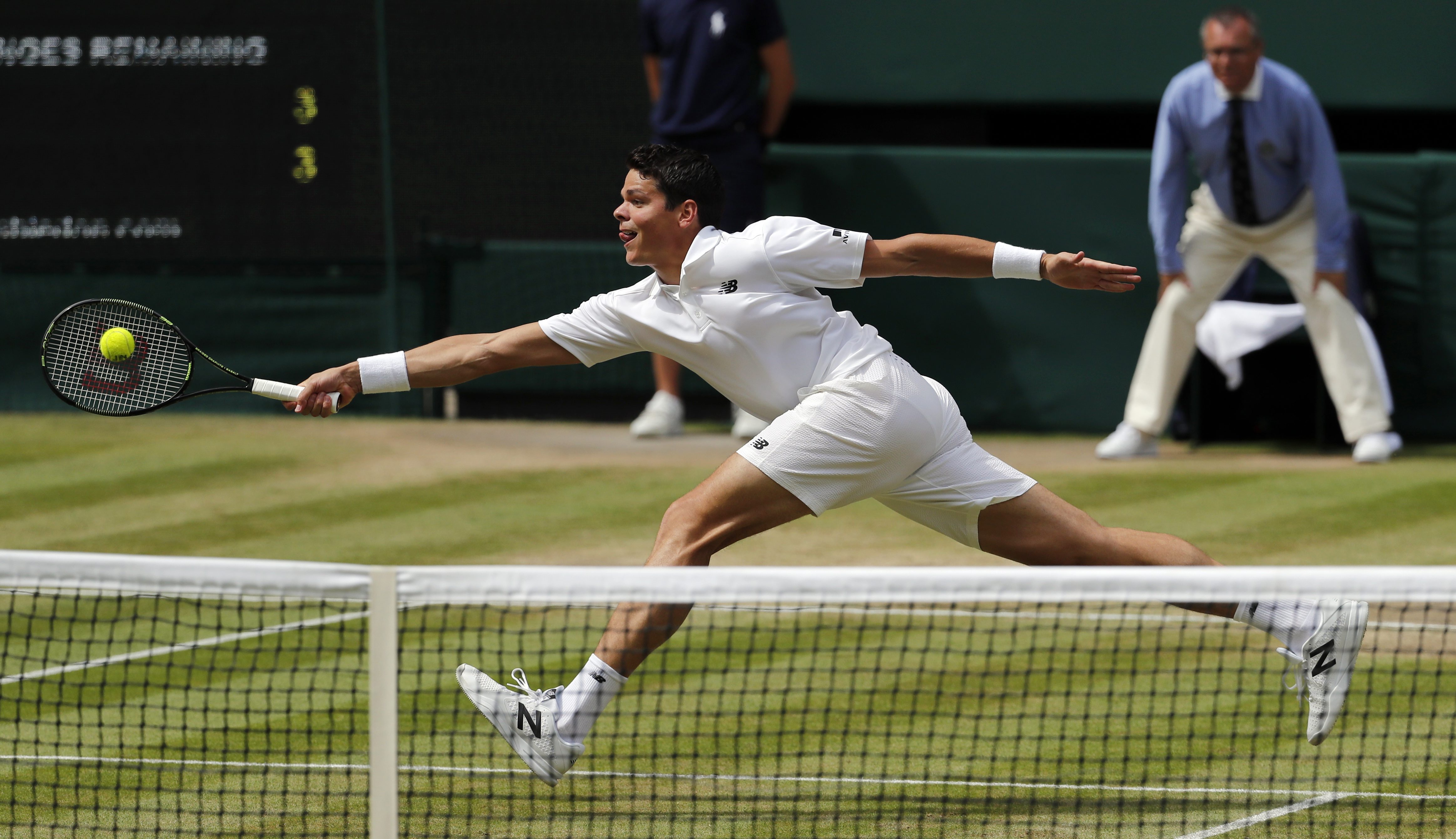 Milos Raonic retourne la balle d’Andy Murray lors de la finale du Grand Chelem à Wimbledon à Londres, 10 juillet 2016. (AP Photo/Ben Curtis)