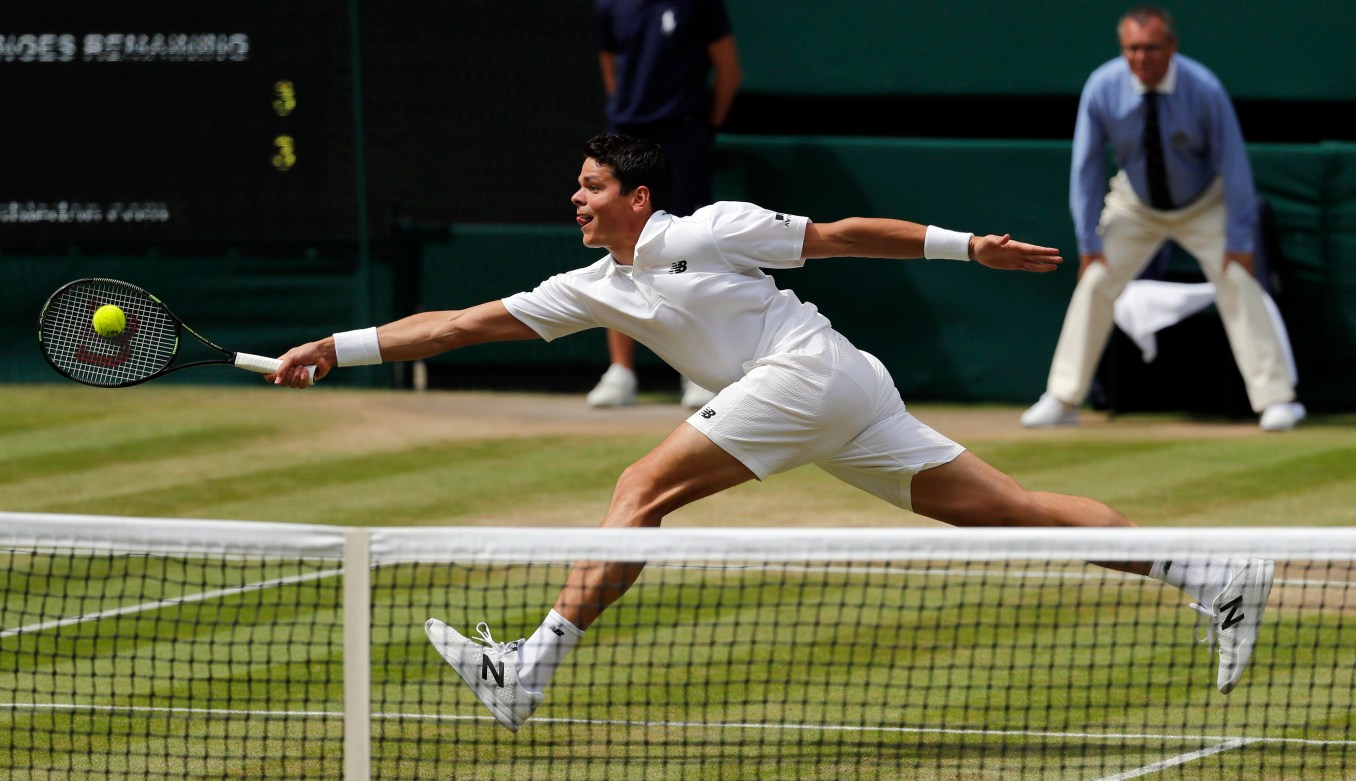 Milos Raonic retourne la balle d’Andy Murray lors de la finale du Grand Chelem à Wimbledon à Londres, 10 juillet 2016. (AP Photo/Ben Curtis)