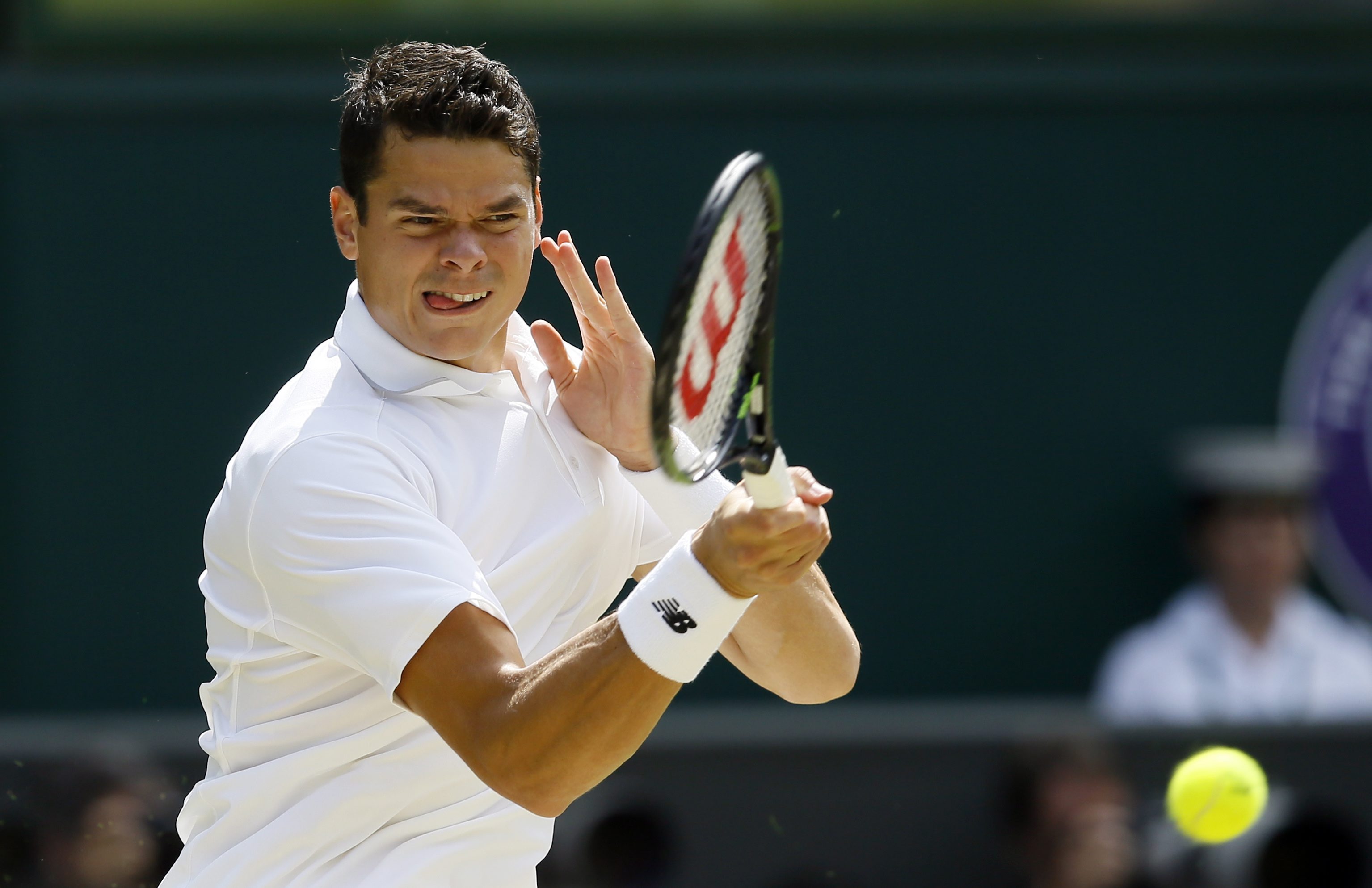 Milos Raonic retourne la balle d’Andy Murray lors de la finale du Grand Chelem à Wimbledon à Londres, 10 juillet 2016. (AP Photo/Kirsty Wigglesworth)