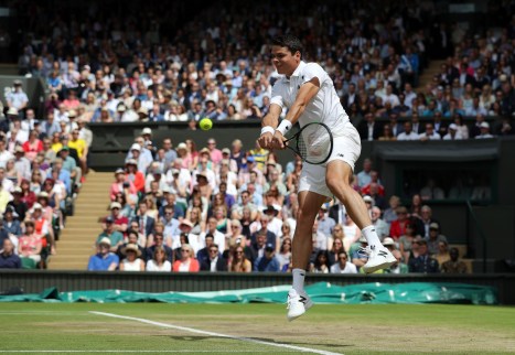 Milos Raonic retourne la balle d’Andy Murray lors de la finale du Grand Chelem à Wimbledon à Londres, 10 juillet 2016. (Andy Couldridge/Pool Photo via AP)