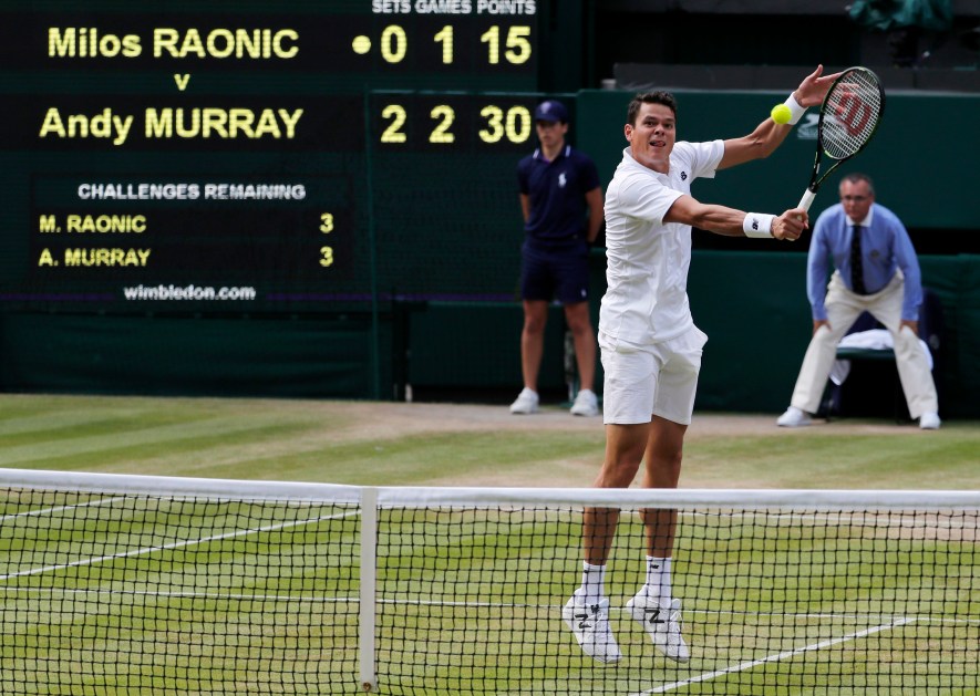 Milos Raonic retourne la balle d’Andy Murray lors de la finale du Grand Chelem à Wimbledon à Londres, 10 juillet 2016. (AP Photo/Ben Curtis)