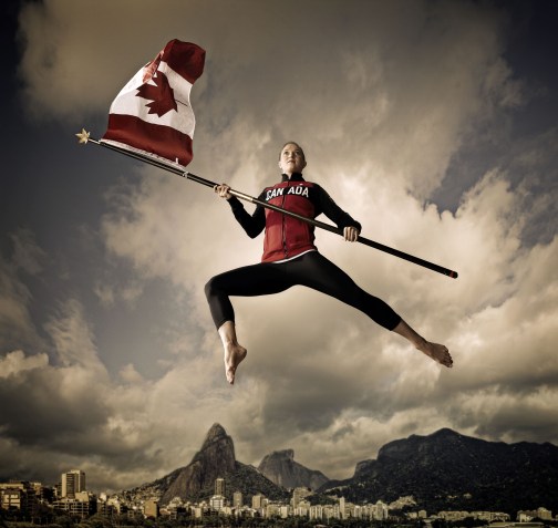 Rosie MacLennan lors de la séance photo du porte-drapeau d'Équipe Canada pour la cérémonie d'ouverture des Jeux de Rio 2016.