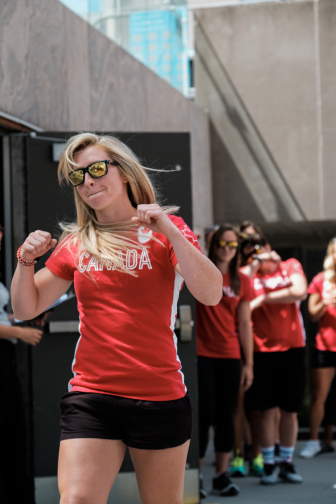 Kayla Moleschi lors de la célébration de l’équipe canadienne féminine de rugby à 7 à Toronto en vue des Jeux de Rio 2016.