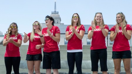 Les membres de l’équipe olympique canadienne de rugby lors de l’annonce officielle au Nathan Phillips Square de Toronto, 2016. (Tavia Bakowski/COC)