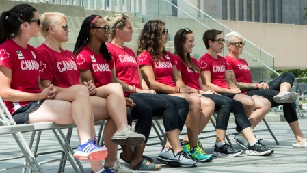 Les membres de l’équipe olympique canadienne de rugby lors de l’annonce officielle au Nathan Phillips Square de Toronto, 2016. (Tavia Bakowski/COC)